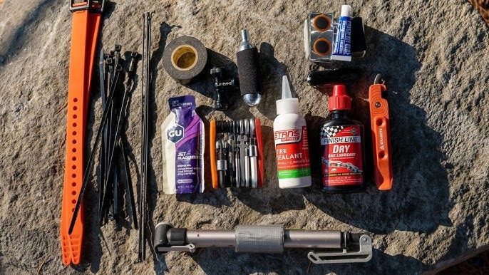 Kit de réparation pour cycliste téméraire demonte pneu gel energetique lubrification huile de chaine sparadrap dans le kit de reparation pour voyage a velo