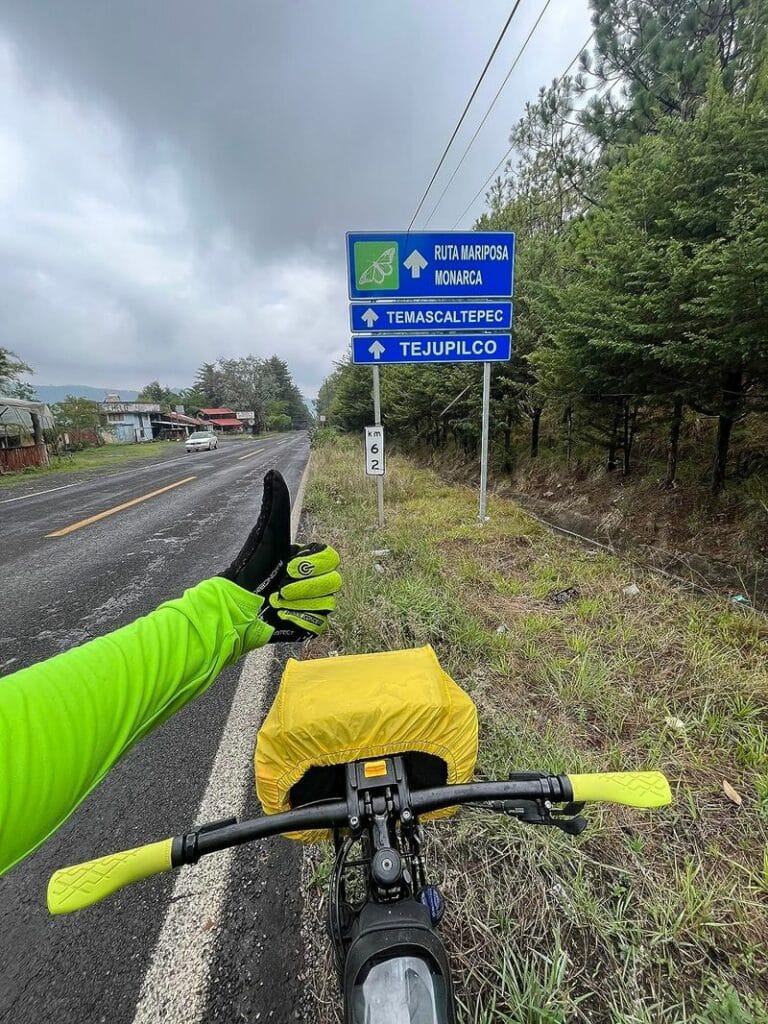 le cycliste valide l'utilisation de la sacoche de guidon haut de gamme