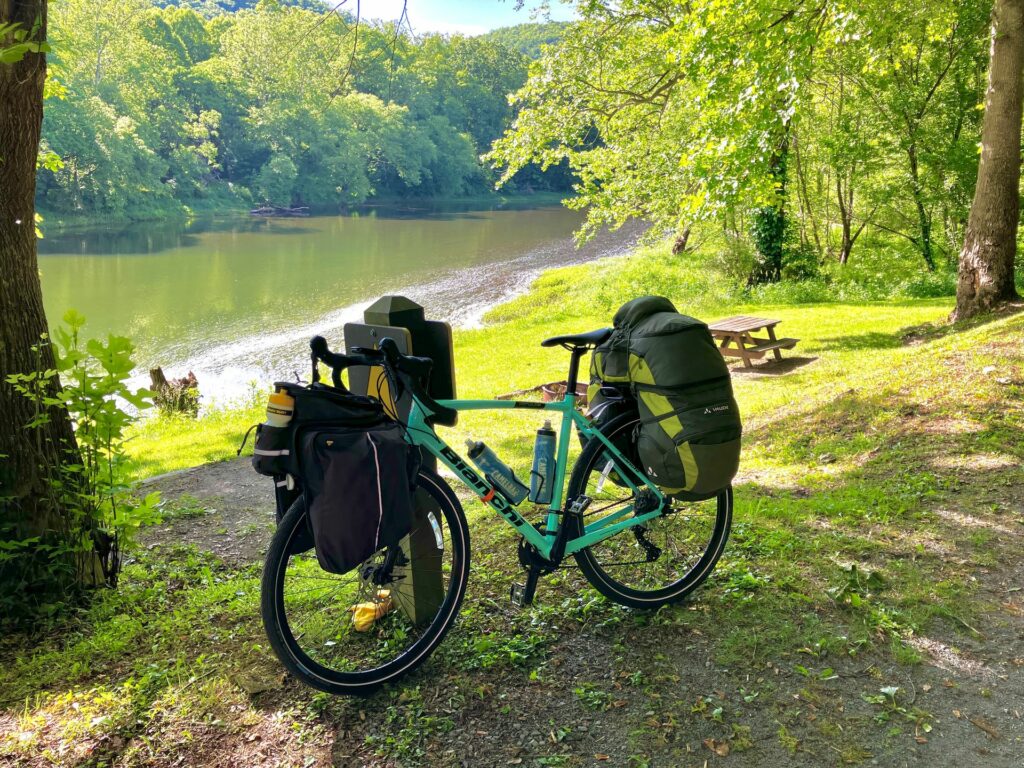 velo de route modifie pour permetre le voyage a velo le velo est garé le long de la riviere