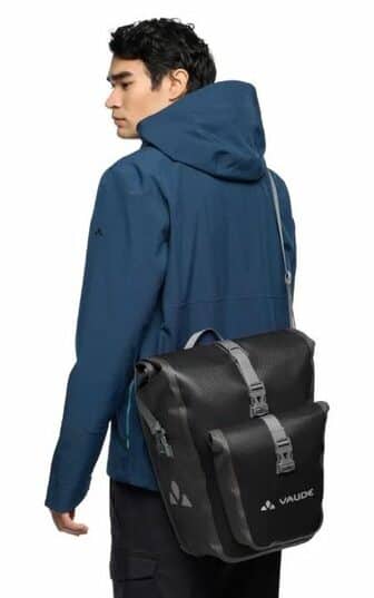 porter la sacoche vaude aqua back plus en bandoullere