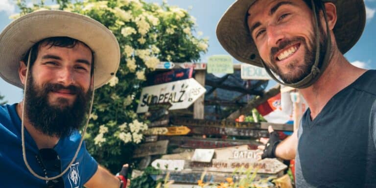 l'histoire de deux freres qui font le tour du monde a velo une aventure epique