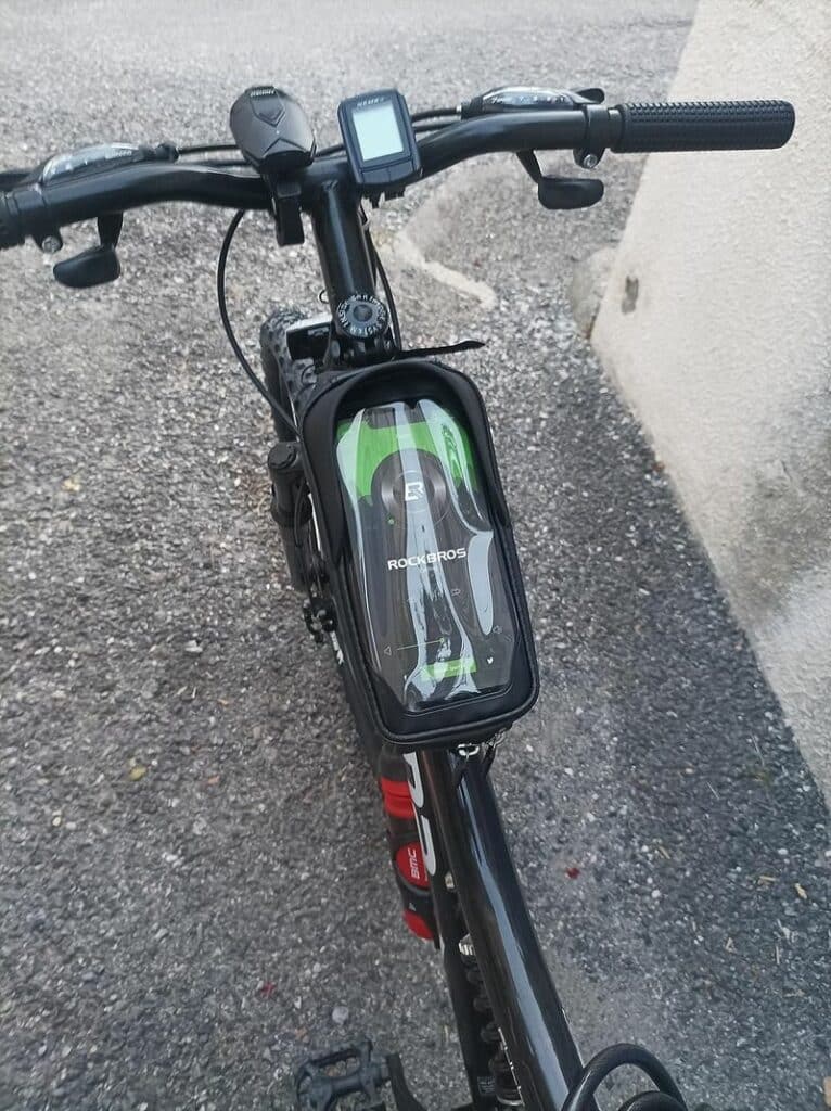 la sacoche accrochée sur le toptube du velo en photo