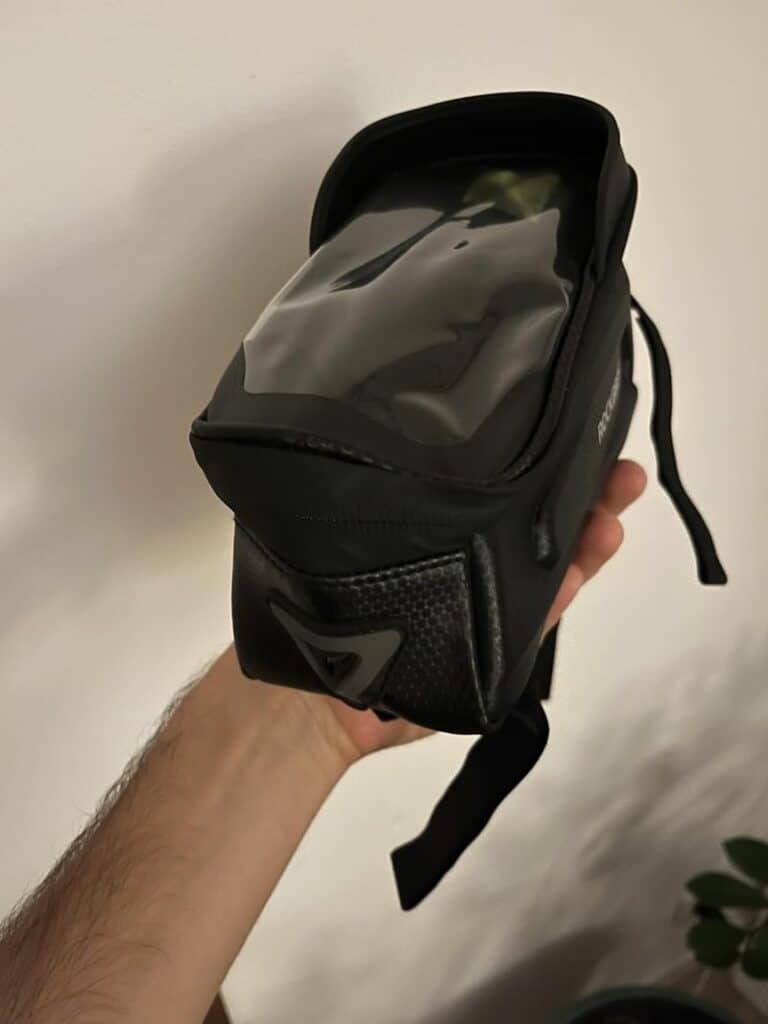 on se rend compte de la taille de la sacoche de cadre une fois en main