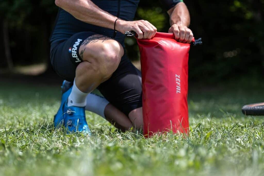 remplir le sac de guidon est tres simple