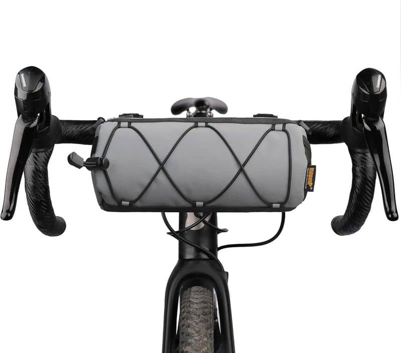 la sacoche de guidon est accrochée sur le guidon du velo gravel