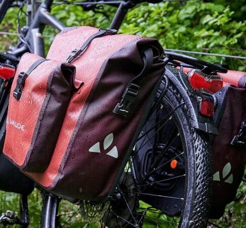 la paire de sacoche est pratique sur le porte bagage arriere