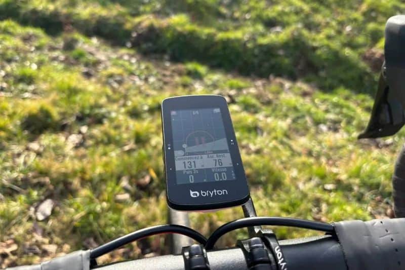 ce gps bryton est fin et élégant sur le guidon du vélo de route