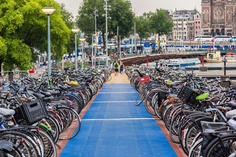 une piste cyclable en hollande au pays bas avec des vélos garés partout autour