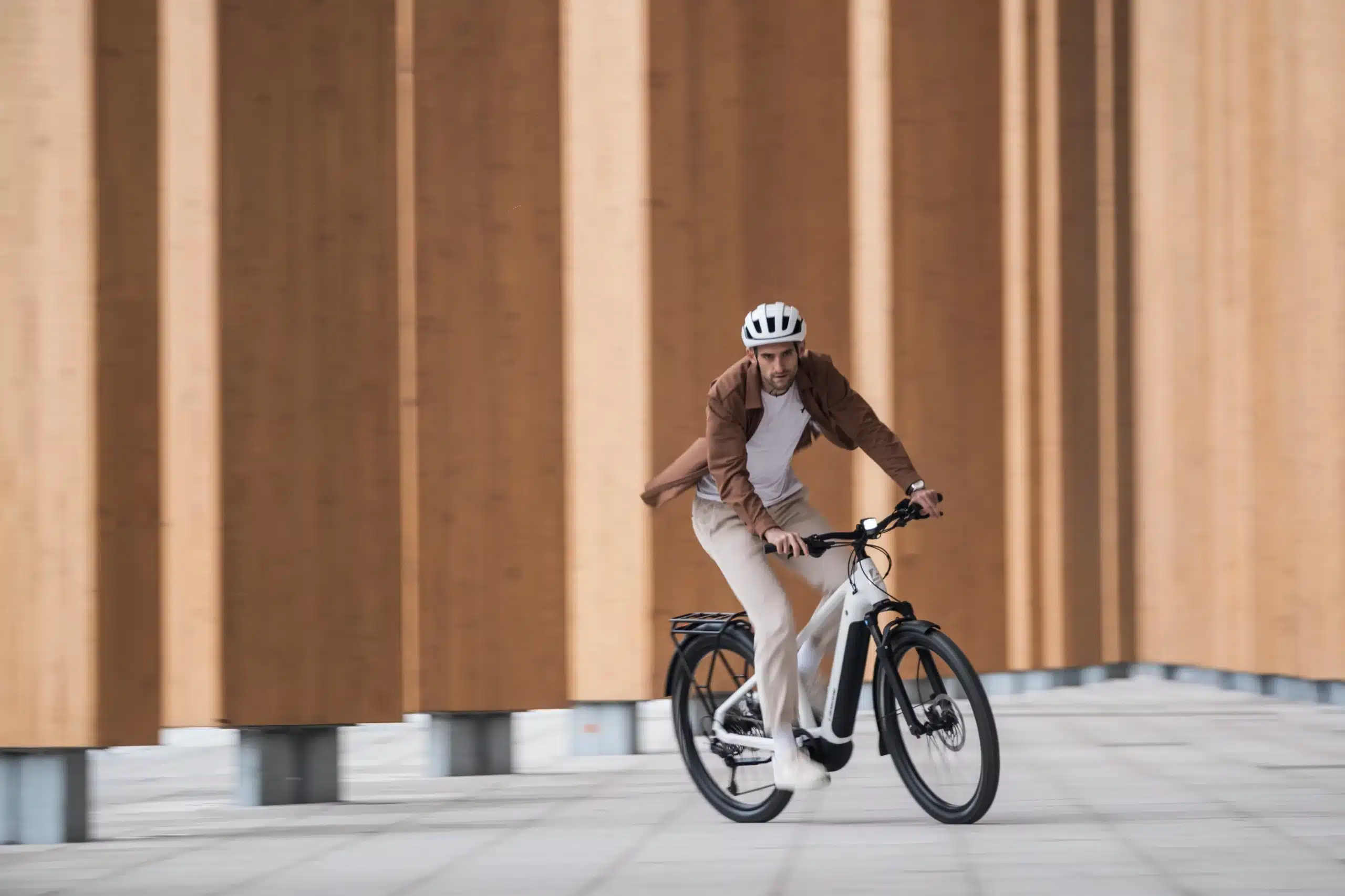 photo d'une personne sur le vtt electrique lapierre
