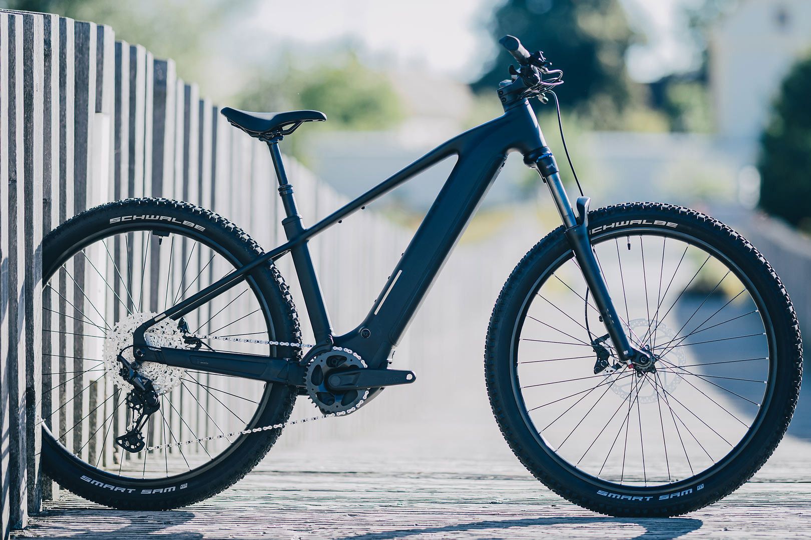 un vtt electrique de marque cube pris en photo dans un milieu urbain