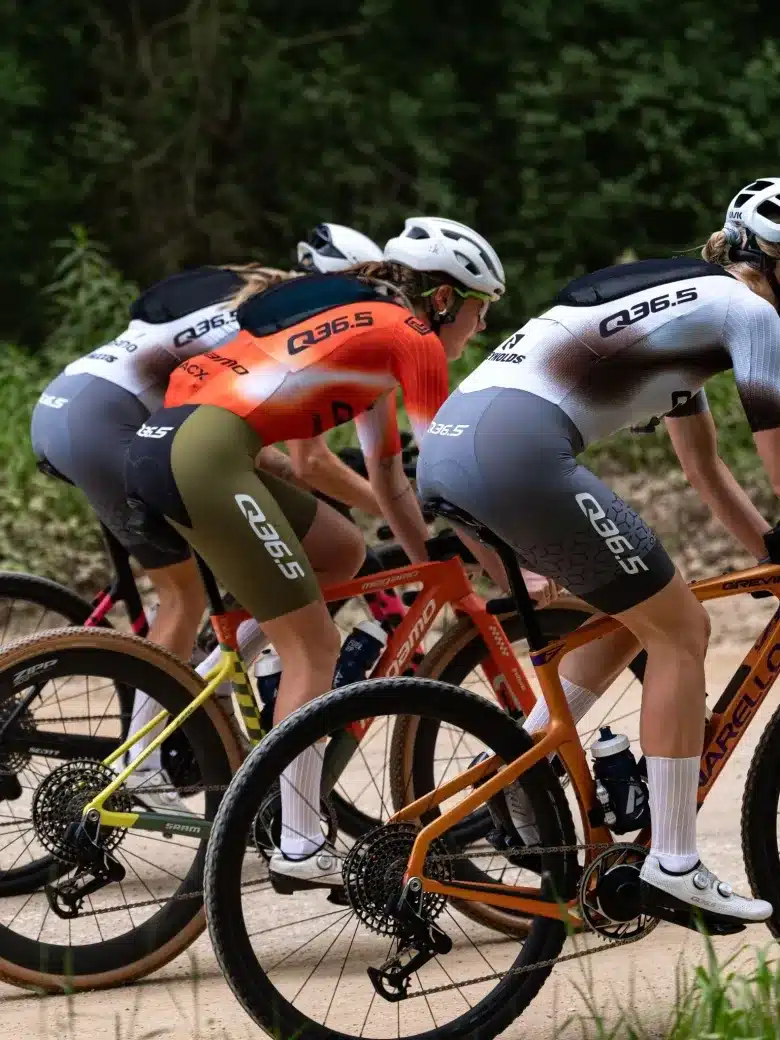 photo de cyclistes qui portent la combinaison gravel avec la poche a eau integrée