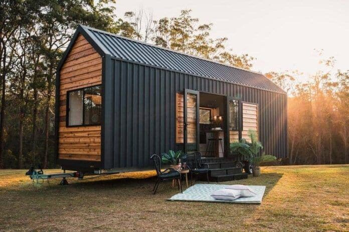 c'est une photo d'une tiny house prise en extérieur