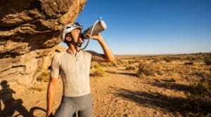 Cycliste en train de boire sa gourde d'eau pendant une sortie vélo