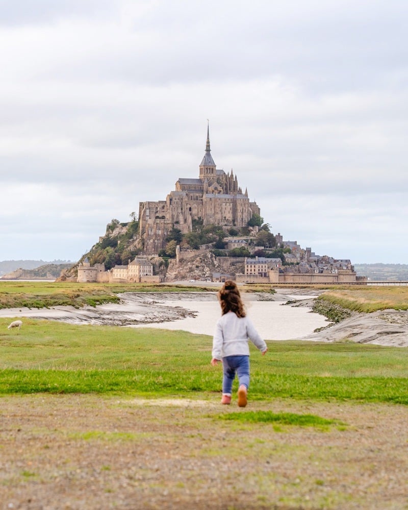 photo du mont saint michel en bretagne lors d'un voyage a velo