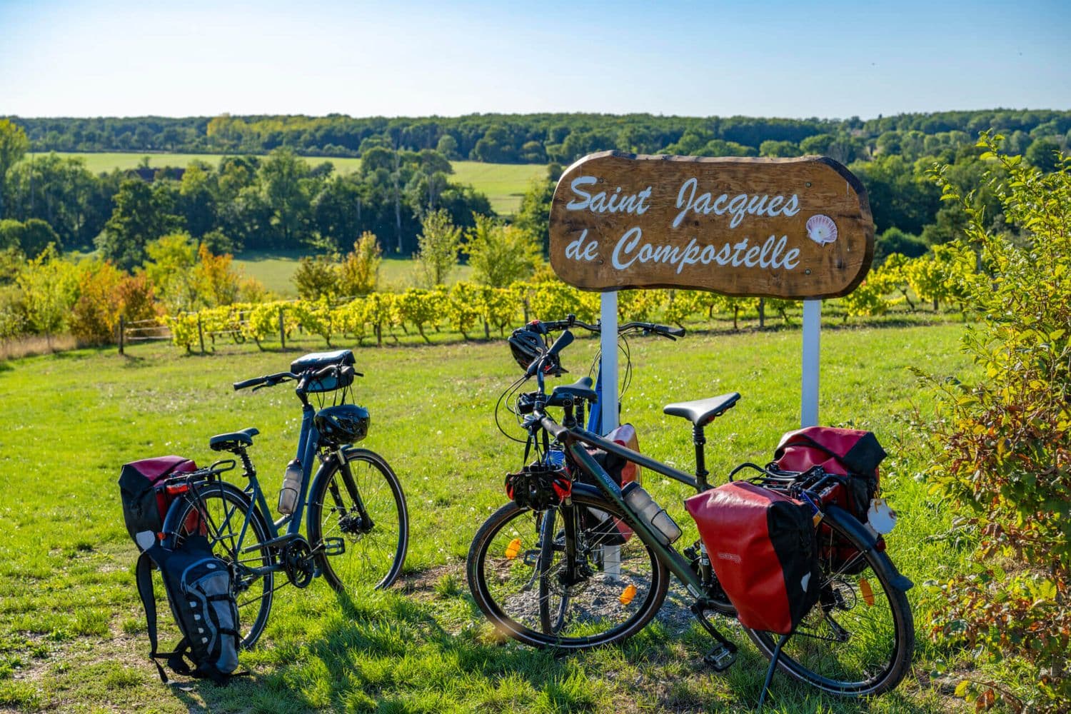 une photo dune pause pour 3 personnes sur la route de saint jacque de compostelle