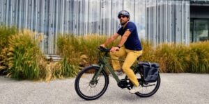 photo d'un velotaffeur qui circule pour rejoindre son travail