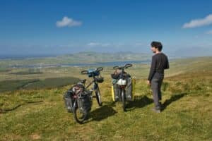 photo de 2 velo de voyage en plaine
